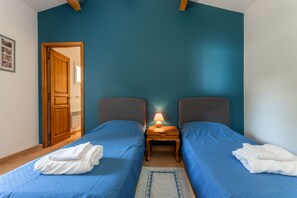 1 habitación, tabla de planchar con plancha, wifi gratis y ropa de cama 