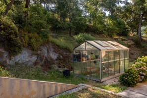 Property grounds - "Azur" Room with Shared Pool, Wi-Fi and Air Conditioning (Collobrières)