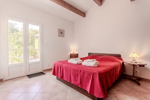 1 bedroom, iron/ironing board, free WiFi, bed sheets - "Cigale" Room with Shared Pool, Wi-Fi, and Air Conditioning (Collobrières)