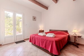 1 غرفة نوم ومكواة/لوح كي وواي فاي مجانًا وملاءات أسرّة