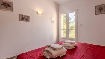 1 chambre, fer et planche Ă repasser, Wi-Fi gratuit, draps fournis