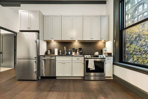 Fridge, microwave, oven, stovetop - Comfortable 2BR — Convenient to Steelers Stadium (Pittsburgh)