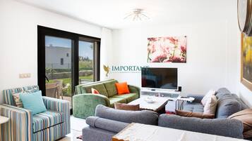 Biệt thự tiện nghi đơn giản, ban công, quang cảnh hồ bơi | Bàn ủi/dụng cụ ủi quần áo