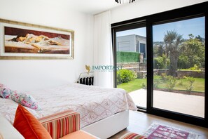 Comfort-villa - balkon - udsigt til pool | Strygejern/strygebræt