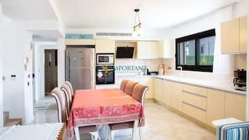 Comfort Villa, Balcony, Pool View | Private kitchen