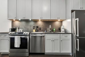 Fridge, microwave, oven, stovetop - Cozy 1BR Downtown Pittsburgh – Walk to Stadiums (Pittsburgh)