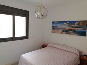 2 chambres, fer et planche à repasser, Wi-Fi, draps fournis