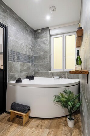 Dusj, boblebad, hårføner og håndklær