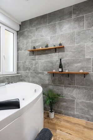 Shower, jetted bath, hair dryer, towels - Terrace and SPA in the heart of Monplaisir! (Lyon)