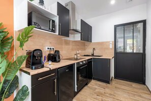 Kjøleskap, mikrobølgeovn, ovn og kokeplater