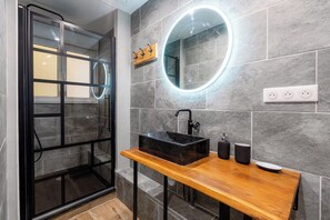 Douche, baignoire Ă jets, sĂšche-cheveux, serviettes fournies