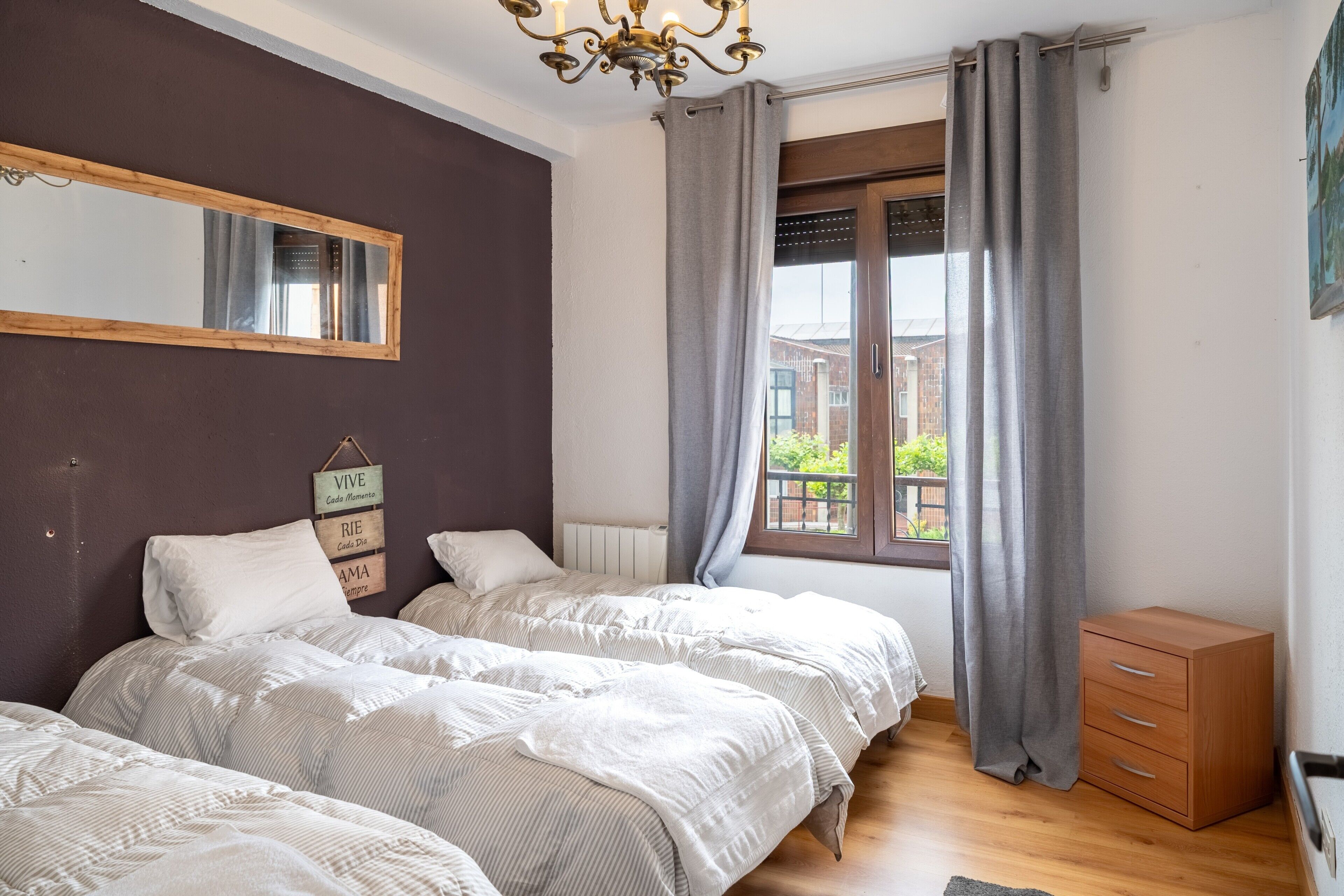 5 bedrooms, bed sheets