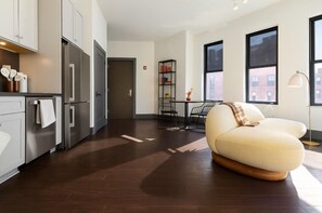 TV, offices - Remodeled 2BR Downtown – Near Acrisure Stadium (Pittsburgh)