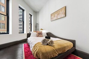 2 bedrooms, free WiFi, bed sheets - Elegant 2BR in the Vibrant Heart of Pittsburgh (Pittsburgh)