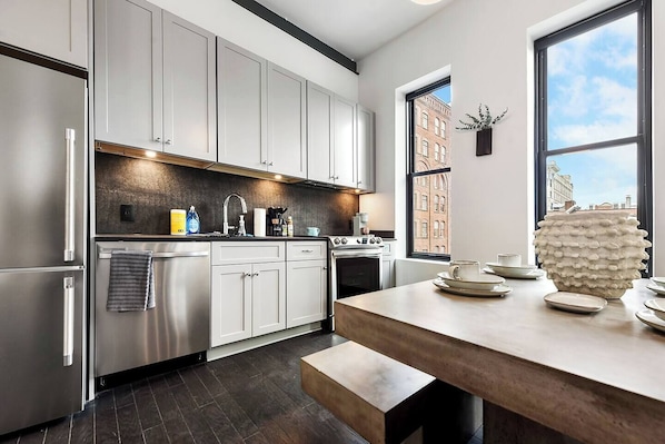 Kühlschrank, Mikrowelle, Ofen, Herdplatte