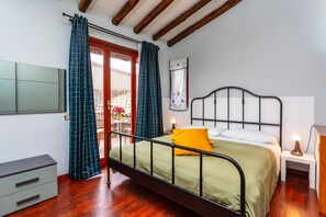 1 habitación, tabla de planchar con plancha, wifi gratis y ropa de cama 