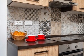Kühlschrank, Ofen, Herdplatte, Wasserkocher mit Kaffee-/Teezubehör