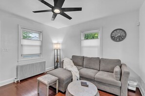 Stadtwohnung, 2 Schlafzimmer | Wohnbereich