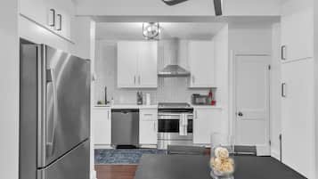 Townhouse, 2 soverom | Eget kjøkken | Kjøleskap, ovn, kaffetrakter/tekoker og vannkoker