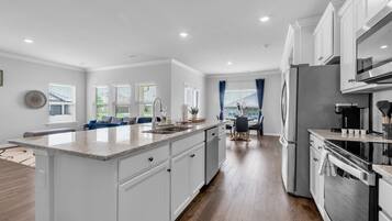 House, 4 Bedrooms | Private kitchen | Fridge, oven, coffee/tea maker, toaster