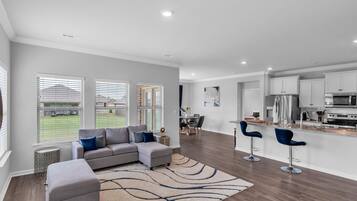 Rumah, 4 kamar tidur | Area keluarga | Smart TV