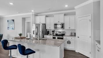 House, 4 Bedrooms | Private kitchen | Fridge, oven, coffee/tea maker, toaster