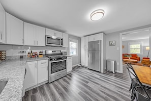 House, 4 Bedrooms | Private kitchen