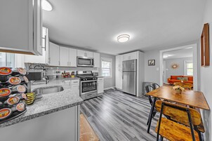 Refrigerador, horno, cafetera/tetera, tostadora