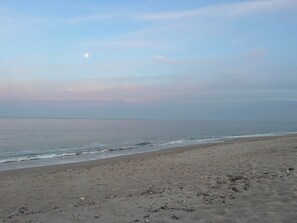 Chaises longues, serviettes de plage