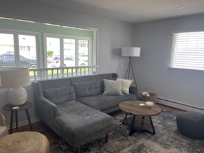 Smart-TV, bøker og stereoanlegg