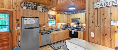 Cabin, 4 Bedrooms | Private kitchen | Fridge, oven, coffee/tea maker