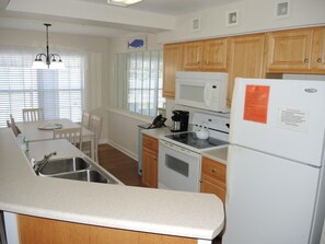 Villa, 2 Bedrooms | Dapur peribadi | Peti sejuk, pembancuh kopi/teh