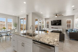 Townhome, 5 Bedrooms | Interior