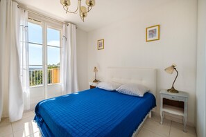 2 bedrooms, iron/ironing board, free WiFi