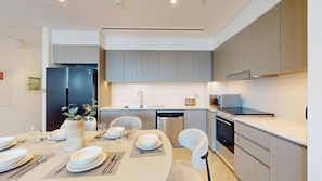 Refrigerador, microondas, horno, placa de cocina