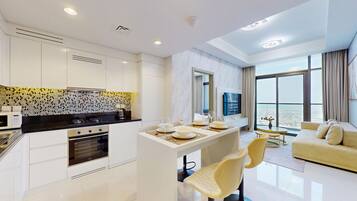 Een koelkast, een magnetron, een oven, een kookplaat