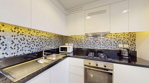 Een koelkast, een magnetron, een oven, een kookplaat