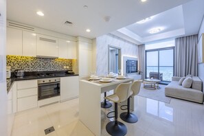 Frigorífico, microondas, horno y placa de cocina