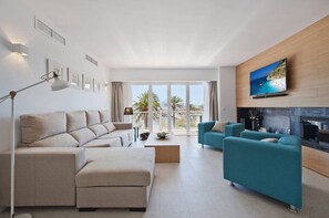 TV, fireplace - Apartment 'Maina' with Sea View, Wi-Fi and Air Conditioning (Pollença)