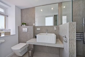 Shower, hair dryer, towels - Apartment 'Maina' with Sea View, Wi-Fi and Air Conditioning (Pollença)
