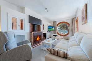 TV, fireplace
