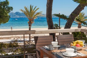 Une table avec des chaises et une vue sur la mer.