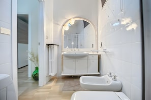 Shower, hair dryer, towels - Villa 'La Tesa' with Private Pool, Wi-Fi, and Air Conditioning (Madonna delle Grazie)