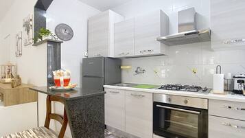 Jääkaappi, uuni, liesi, kahvin-/teenkeitin