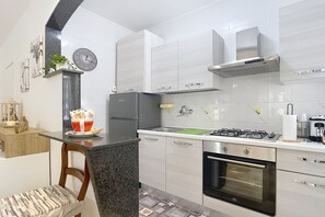 Frigorífico, horno, placa de cocina y cafetera o tetera