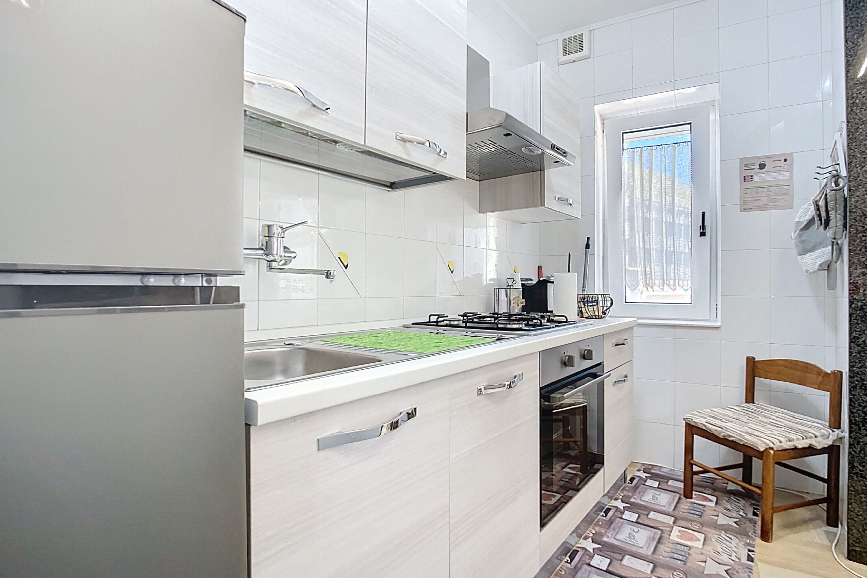 Réfrigérateur, four, plaque de cuisson, cafetière/bouilloire