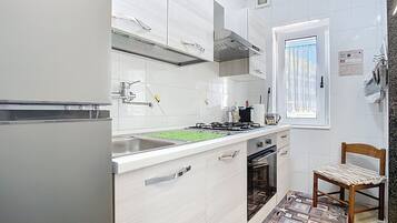 Kühlschrank, Ofen, Herdplatte, Wasserkocher mit Kaffee-/Teezubehör