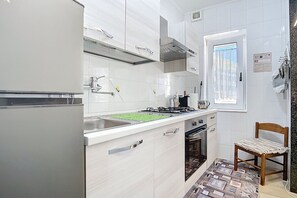 Fridge, oven, stovetop, coffee/tea maker