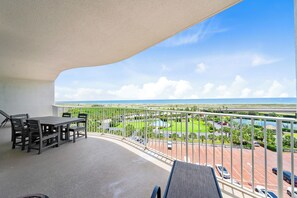 Outdoor dining - Caribe Resort 714B by Liquid Life (Orange Beach)