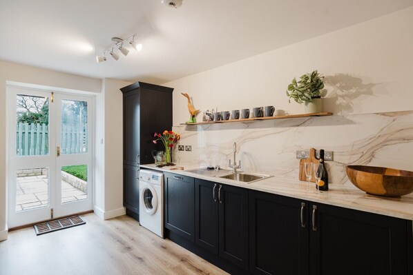 Fridge, oven, stovetop, dishwasher